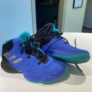 Girls basketball shoes